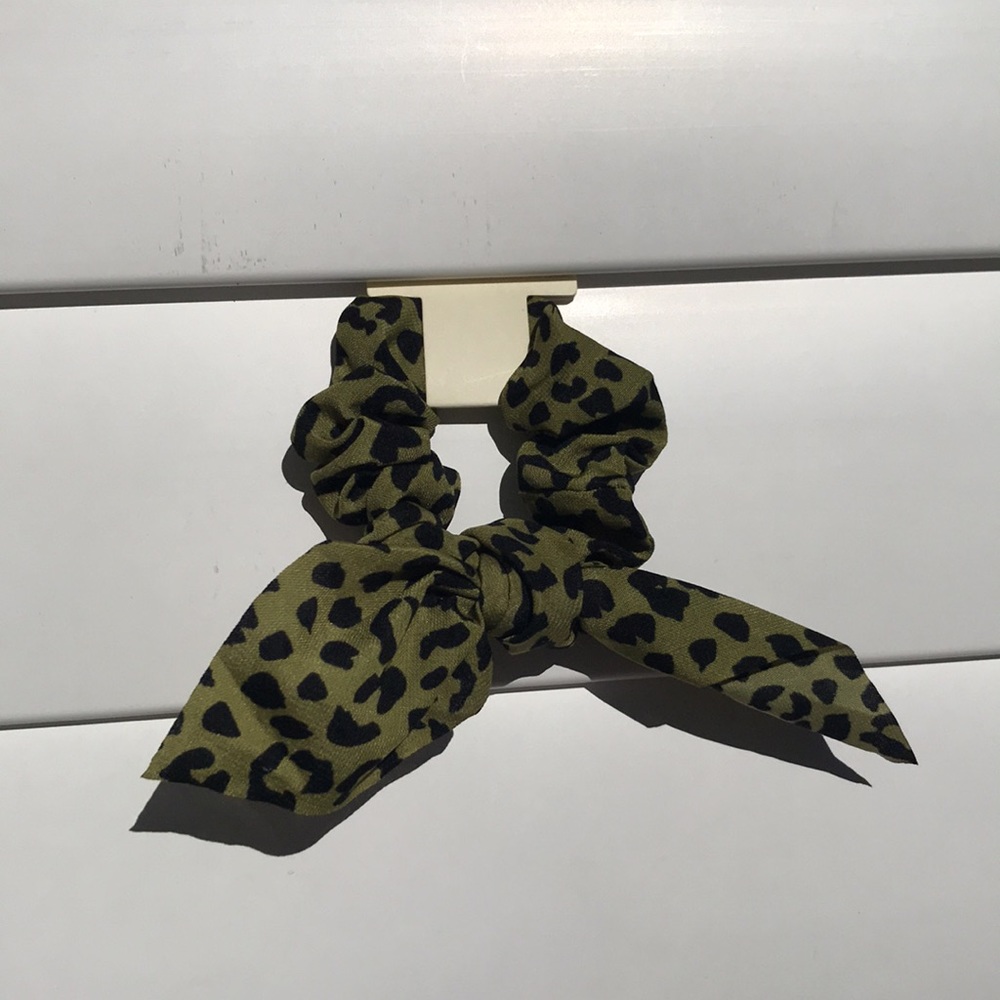 Cheetah print scrunchie Add to your bundle for a Free gift! - Picture 5 of 6